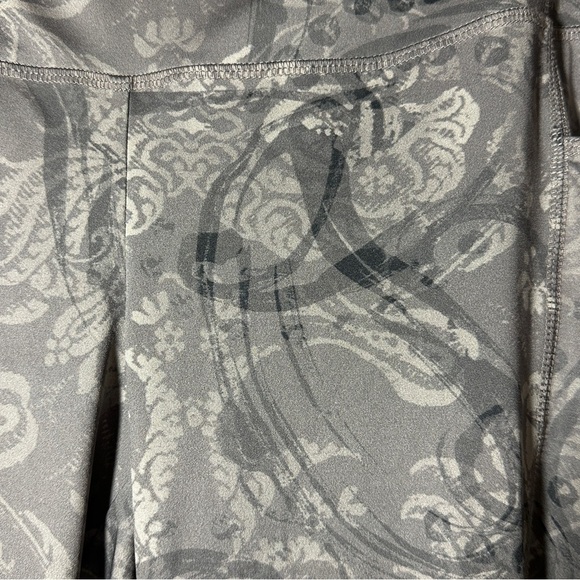 Chico’s Zenergy So Slimming Paisley Print Cargo Pocket Leggings Size 2 (12-14) - Picture 3 of 9